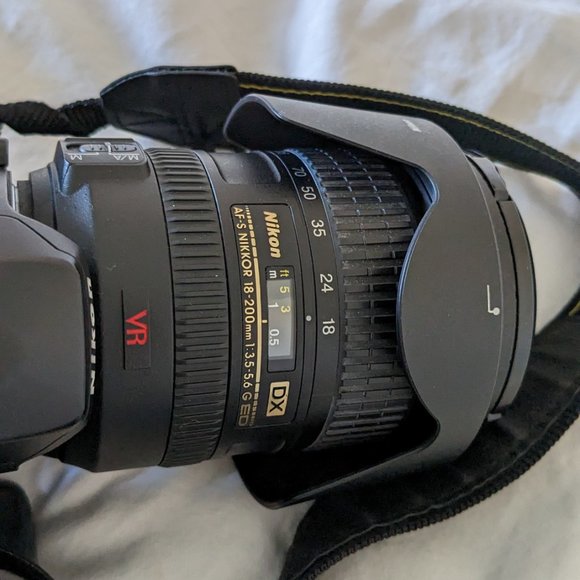 Nikon D40 with 18-200mm lens and camera bag EUC - Picture 9 of 16